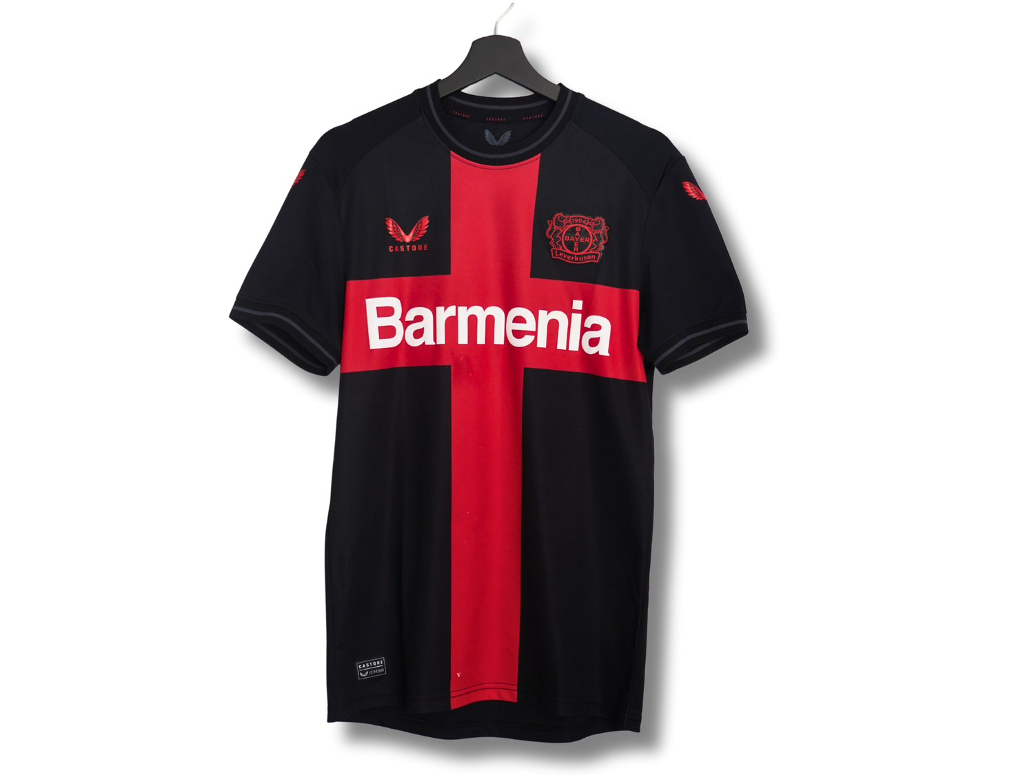 Maillot Bayer Leverkusen VAPOR domicile 2023/2024 noir et rouge avec croix rouge sur la poitrine et sponsor Barmenia, version authentique, vue de face.