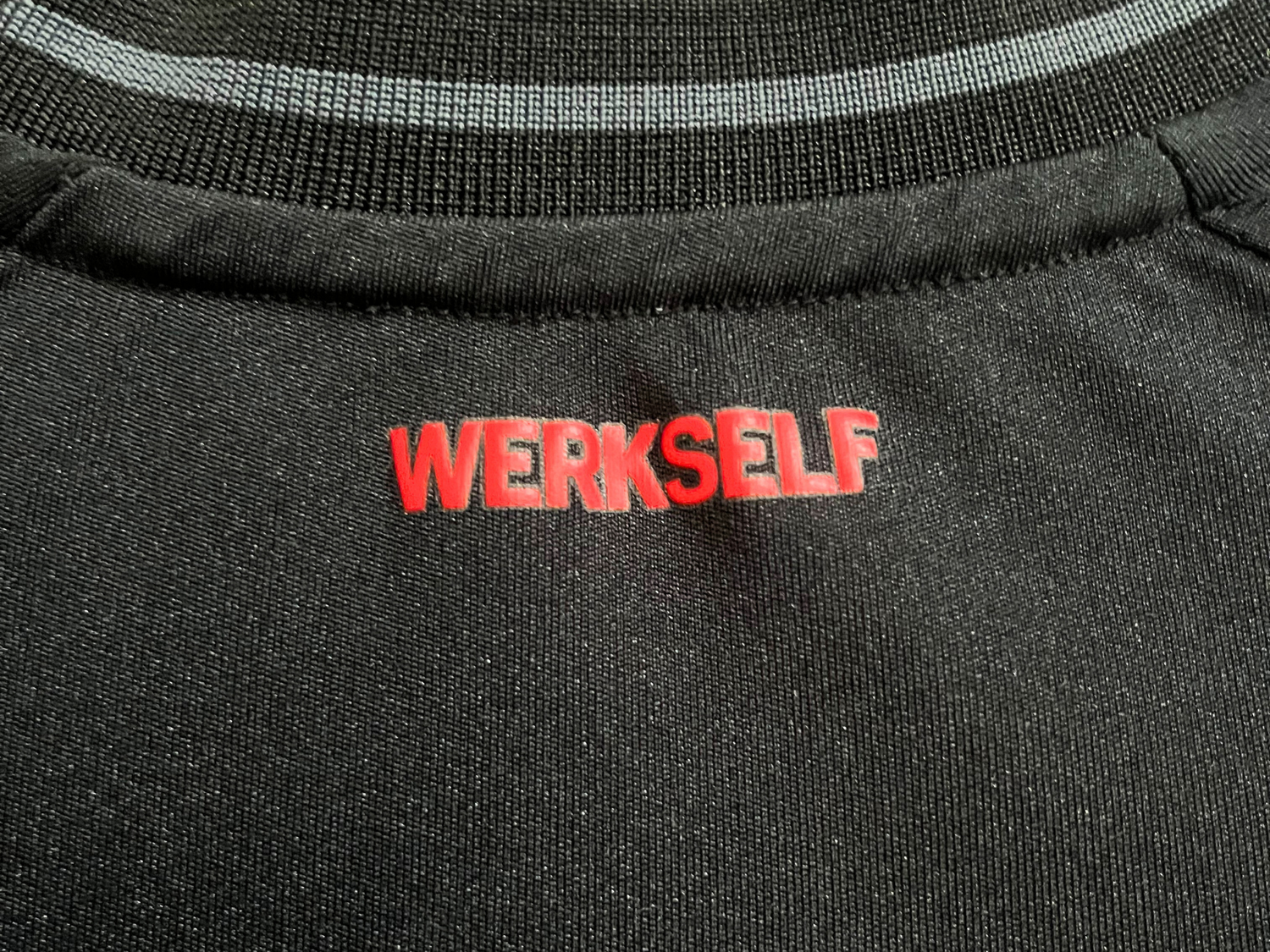 Détail du maillot Bayer Leverkusen VAPOR 2023/2024 : inscription "WERKSELF" en rouge sur la nuque.