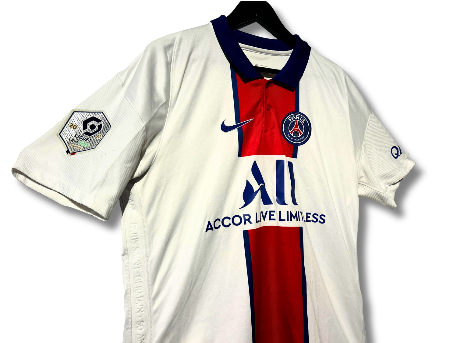 Écusson PSG entouré de la date 1970-2020 et logo Nike