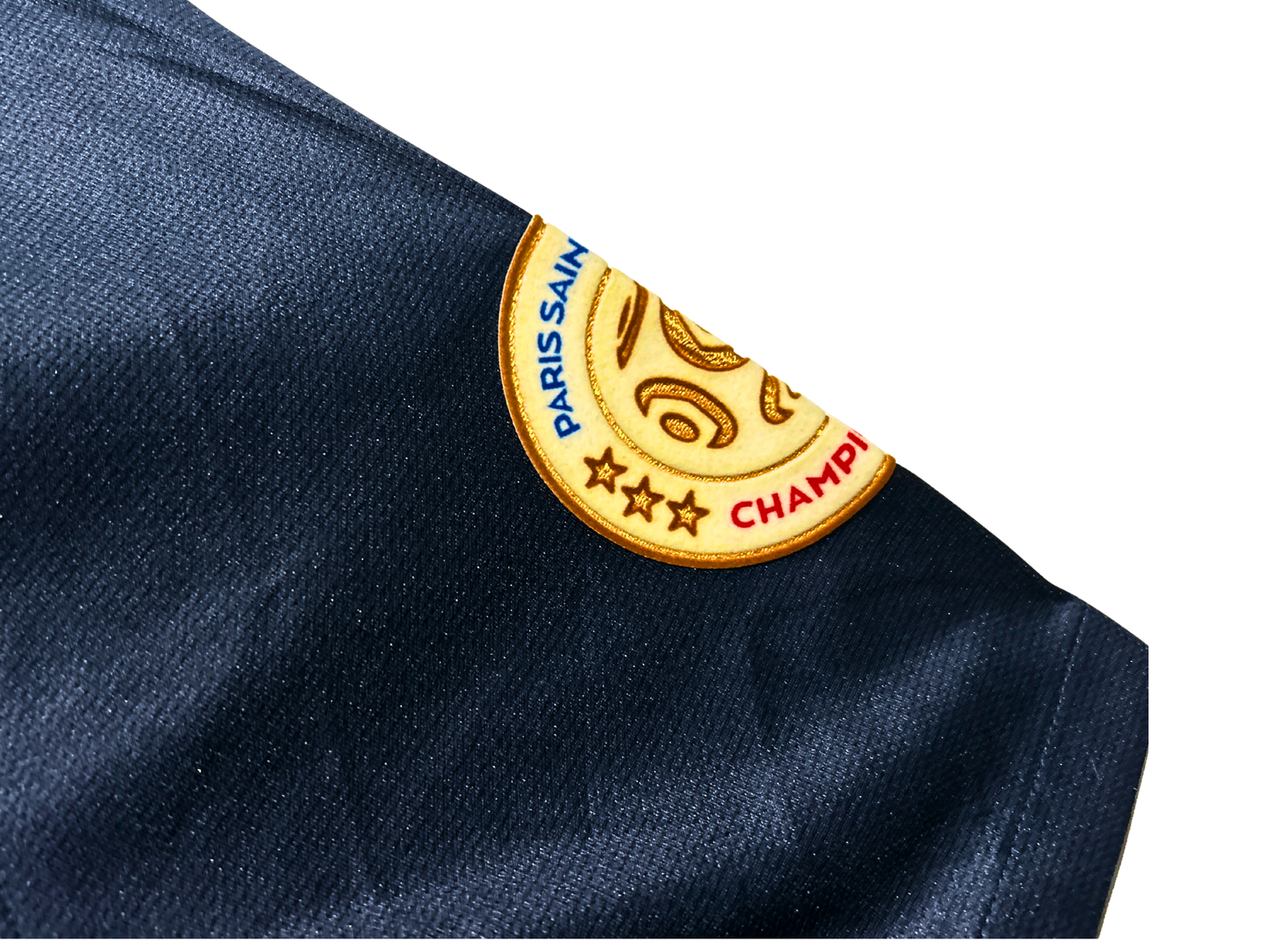 Écusson Paris Saint-Germain et logo Nike sur maillot