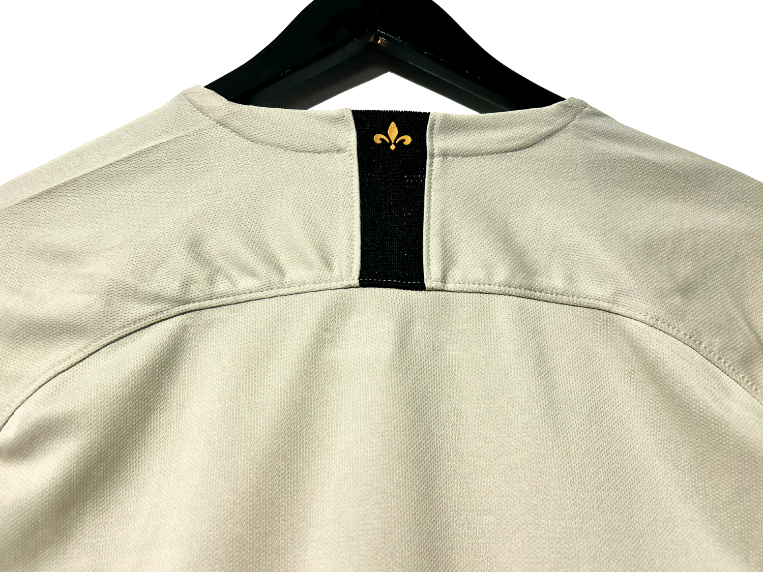 Détail fleur de lys dorée nuque maillot PSG extérieur