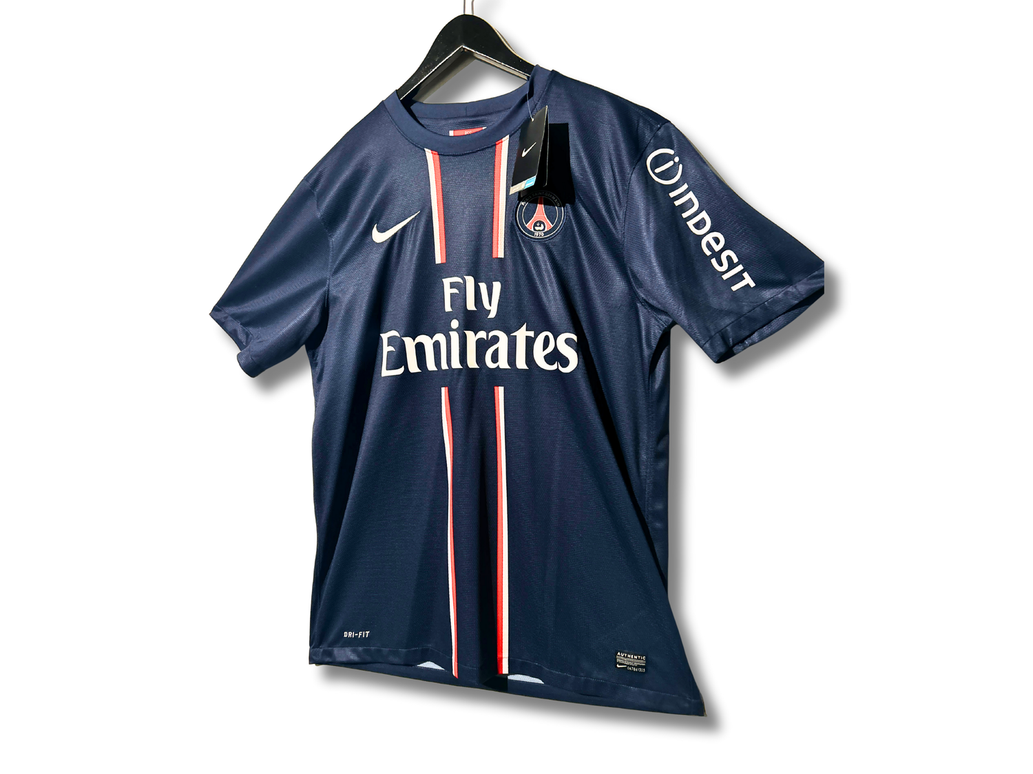 Gros plan étiquette carton Nike maillot PSG 2013 authentique