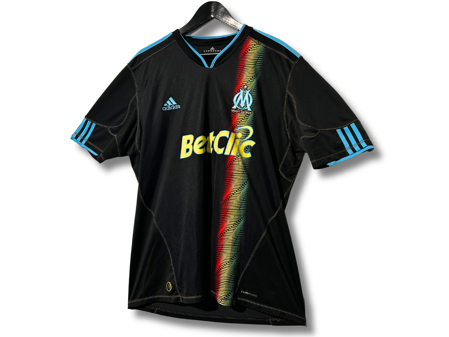 Détail col mao et tissu motif madras maillot OM