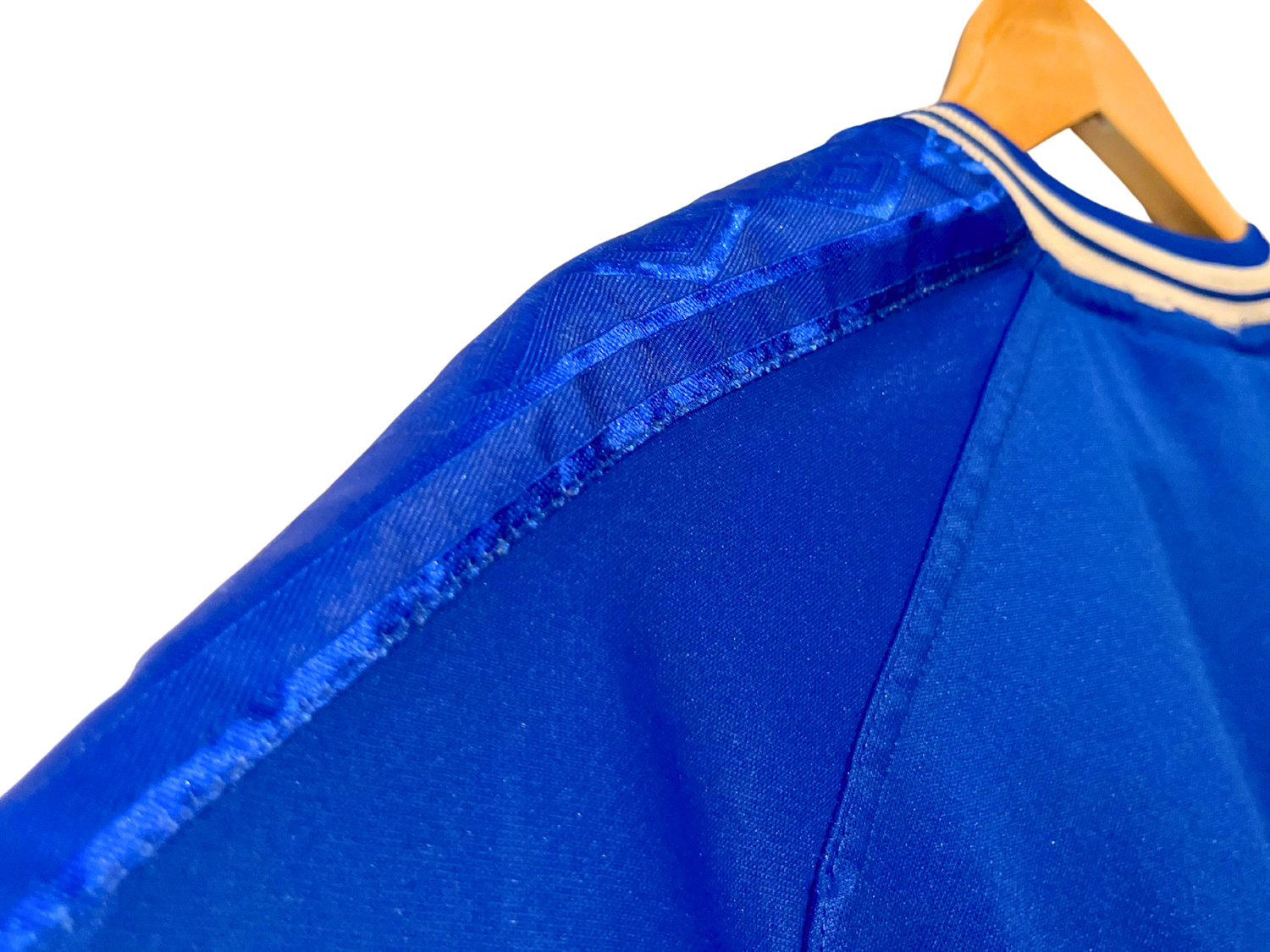 Écusson Chelsea et logo Umbro blanc sur maillot bleu