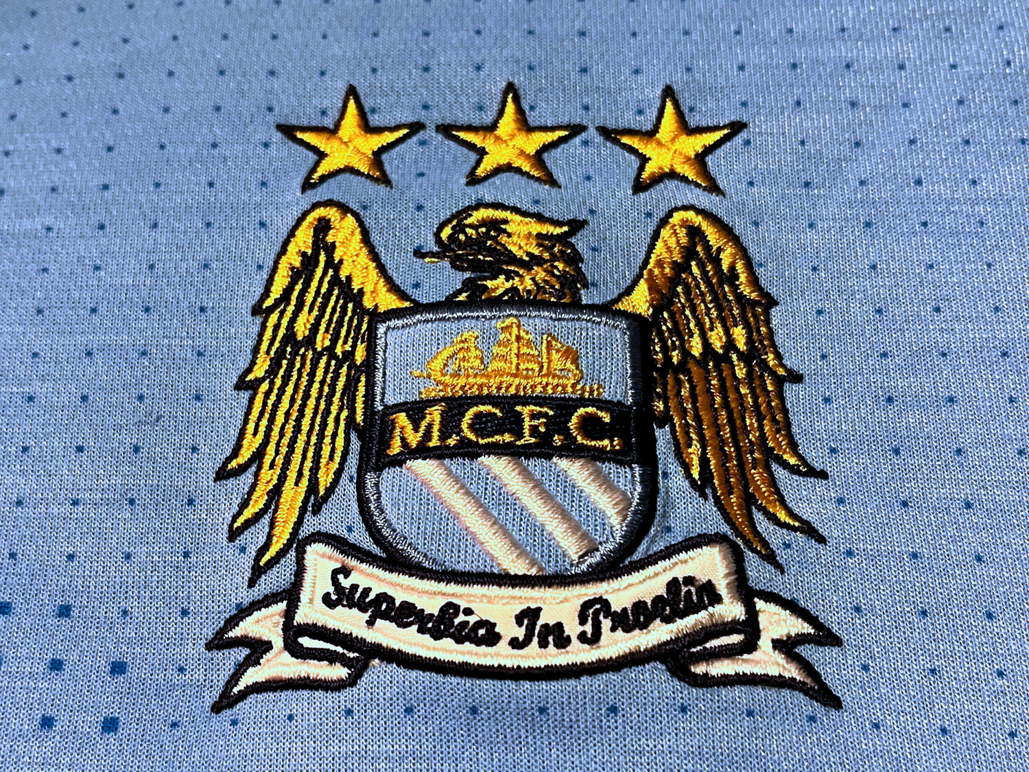 Écusson Manchester City et logo Umbro sur maillot champion 2012