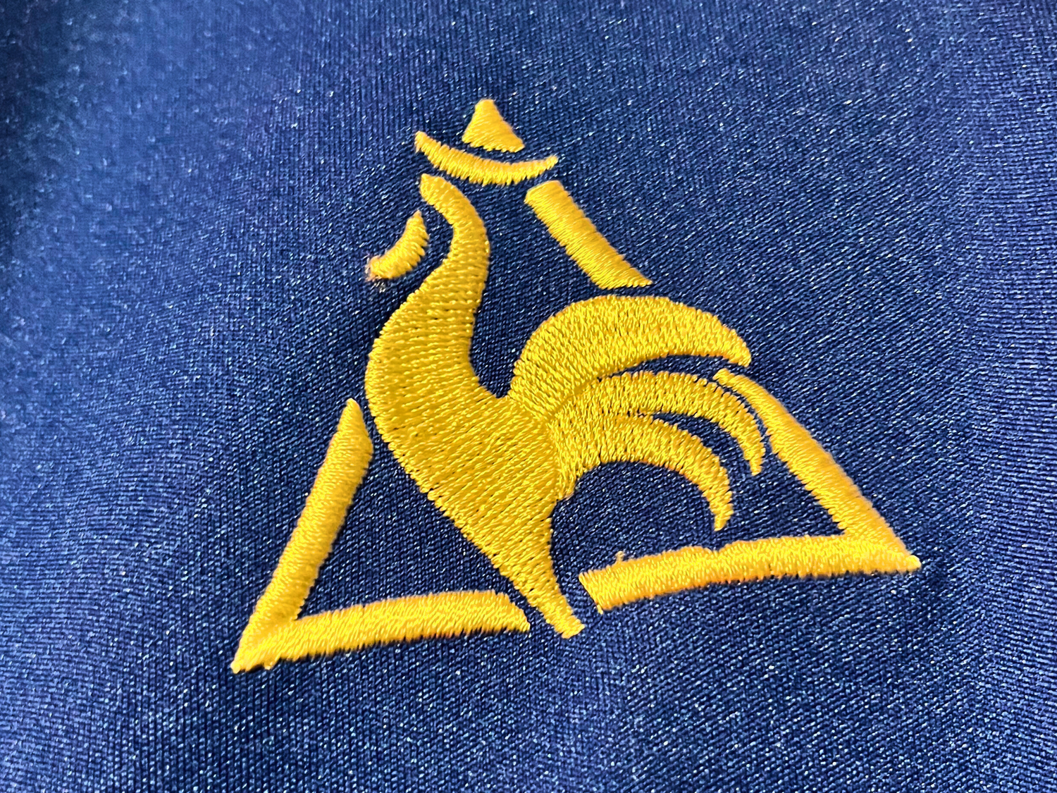 Écusson Everton et logo Le Coq Sportif sur maillot bleu